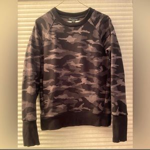 Athleta Triumph Camo Crewneck Sweatshirt, XS, EUC